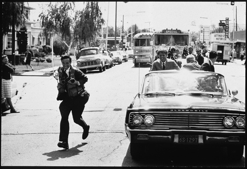 Bill Eppridge runs alongside a car carrying Robert Kennedy. © Burton Berinksy.