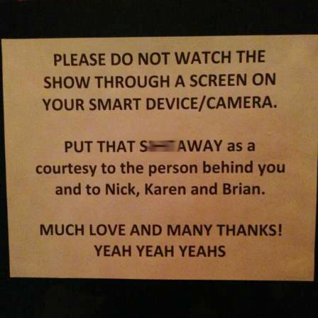 yeah-yeah-yeahs-ban-cell-phones-concert__oPt